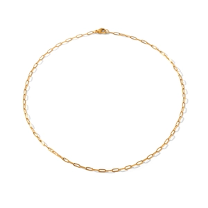 Gros plan d'un collier chaîne trombone en acier inoxydable plaqué or 18 carats minimaliste