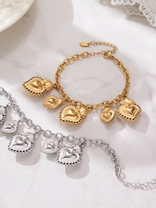 Détail des bracelets en acier inoxydable avec pendentif cœur en or et argent