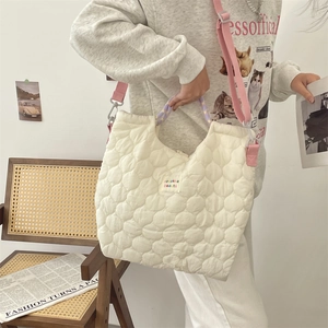 Détails du sac fourre-tout blanc matelassé avec anse violette et bandoulière rose