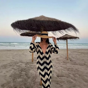 Robe longue en maille au crochet pour femmes avec vagues beiges et noires de plage