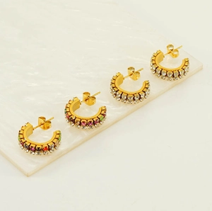 Détails de boucles d'oreilles créoles en forme de C dorées avec cristaux colorés