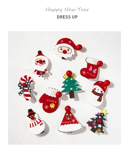 Vue à plat de 10 barrettes de Noël en acrylique avec motifs Père Noël et rennes