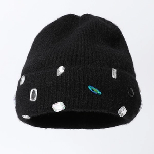 Bonnet en maille noire orné de strass brillants pour chaleur et style élégant