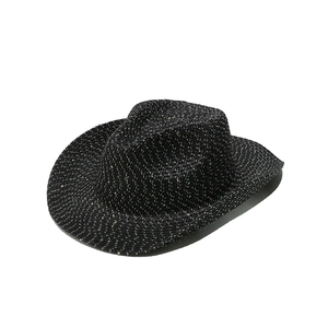 Détail du chapeau de paille noir avec paillettes dorées et texture tissée élégante