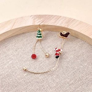 Boucles d'oreilles de Noël asymétriques dorées avec Père Noël, traîneau et pompons
