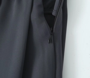 Detailaufnahme des unsichtbaren Reißverschlusses und der Twill-Struktur am hohen A-Linien-Rock