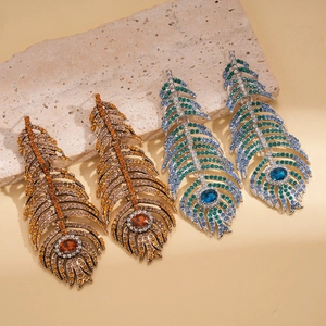 Boucles d'oreilles plume de luxe avec strass colorés en finitions dorée et argent