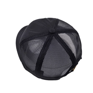 Detail der schwarzen Trucker Cap mit atmungsaktivem Mesh und verstellbarem Verschluss