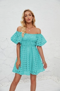 Détail d'une robe bleu ciel à épaules dénudées avec maille texturée et manches bouffantes