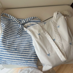 Sacs fourre-tout en coton rayé bleu et blanc avec broderie nœud et étiquette simple