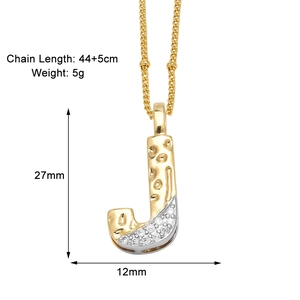Détail du pendentif lettre J bicolore avec texture martelée et mesures de 27mm par 12mm