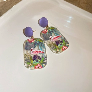 Tropische Flamingo-Acryl-Ohrringe mit lila Steckern für den schicken Urlaubslook
