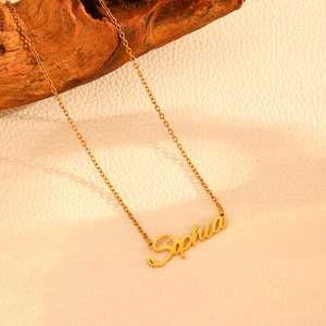 Détail du collier prénom Sophia plaqué or 18k sur une surface en cuir texturé élégante