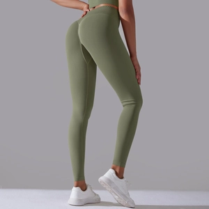 Detailansicht der olivgrünen nahtlosen High-Waist-Yogahose mit gerafftem Push-up-Effekt