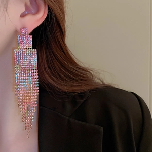 Vue détaillée de boucles d'oreilles longues à pampilles et strass colorés sur mannequin