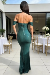 Détail macro du tissu à paillettes vert foncé et design du dos de cette robe de soirée