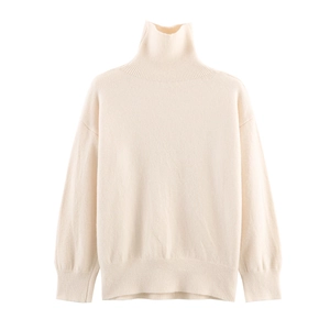 Détail du col roulé en maille côtelée et de la couture d'épaule sur ce pull-over crème