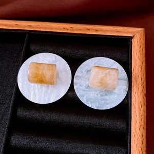 Boucles d'oreilles rondes vintage en acrylique marbré et résine ambre sur velours noir