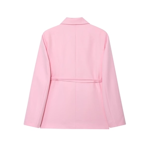 Détail du dos du blazer rose à manches longues avec ceinture à nouer à la taille