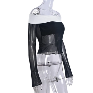 Détail des manches contrastées sur le haut bustier en maille filet transparente