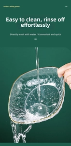 Gros plan d'une assiette en verre de luxe avec bord doré rincée sous l'eau courante