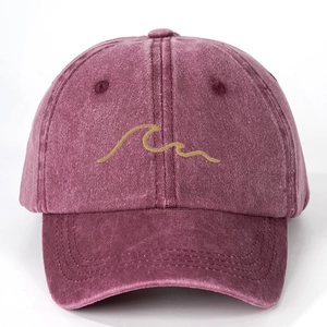 Dettaglio del ricamo a onde su un cappellino da baseball bordeaux in cotone lavato retrò