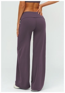 Détail du pantalon de yoga taille haute violet foncé avec jambe large évasée