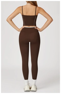 Vue arrière d'un ensemble de yoga dos nu marron avec legging taille haute et passepoil