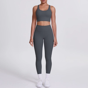 Détails de l'ensemble de yoga gris foncé avec haut dos nageur et legging extensible