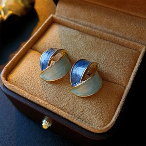 Boucles d'oreilles rétro asymétriques fleurs de perles avec émail bleu et vert en boîte