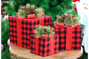 Lot de trois boîtes cadeaux de Noël à carreaux rouges et noirs sous un sapin de Noël