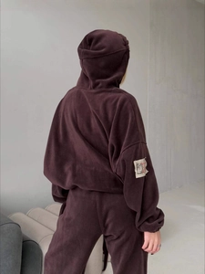 Tuta da donna in pile marrone scuro con felpa con cappuccio e pantaloni, vista posteriore