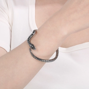 Vintage-Punk Schlangen-Armreif aus Titanstahl mit realistischer Schuppentextur am Model