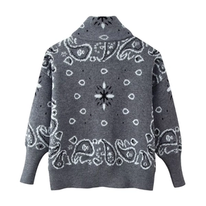 Détail du cardigan en maille jacquard gris avec motif cachemire et col montant