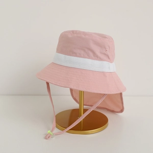 Détail du chapeau de soleil enfant rose avec bande en maille et rabat de protection de nuque