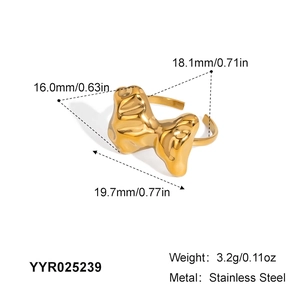 Détails de la bague irrégulière en métal doré avec spécifications de poids et de taille