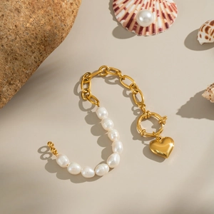 Elegantes Goldketten-Armband mit Süßwasserperlen und einem großen Herz-Anhänger