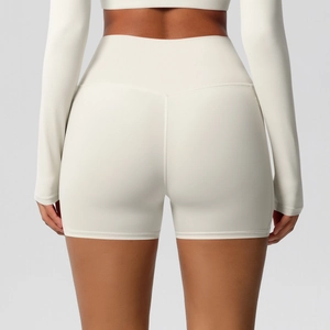 Détail du short de yoga taille haute ivoire avec tissu élastique et coupe sculptante