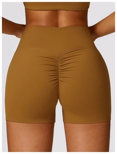 Détail du short de yoga taille haute avec design push-up fessier en couleur caramel