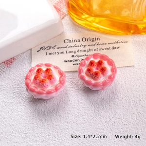 Détail de mini breloques gâteau aux fraises pour bricolage, taille 1,4x2,2cm et poids 4g