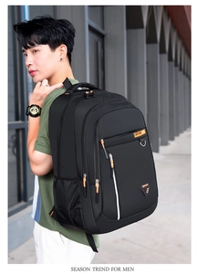 Vista lateral de hombre con mochila de negocios negra con múltiples compartimentos y detalles
