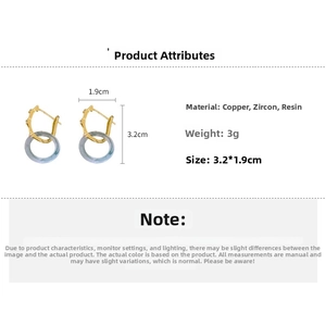 Vue détaillée des boucles d'oreilles rétro avec anneaux en résine verte et clips dorés