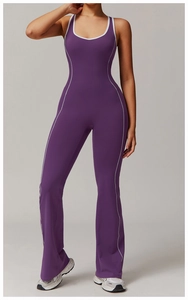 Detail eines lila rückenfreien Yoga-Jumpsuits mit weißem Saum und Schlaghose