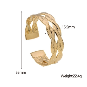 Dettaglio del bracciale in acciaio al titanio dorato con trama intrecciata e larghezza 15,5mm