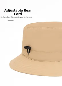 Dettaglio cappello a secchiello kaki con coulisse posteriore e fibbia di regolazione