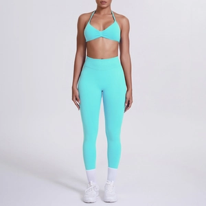 Dettaglio dei leggings da yoga a vita alta e reggiseno sportivo allacciato al collo