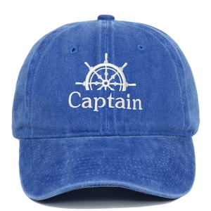 Vintage-gewaschene blaue Baseballkappe mit weißem Captain-Stick und Steuerrad-Detail.