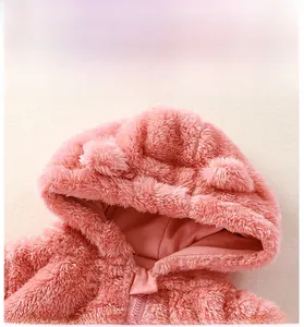 Detailaufnahme des rosa Baby-Plüsch-Hoodies mit 3D-Bärenohren und weicher Textur