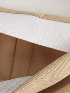 Détail du tissu sergé kaki clair avec ceinture élastique et coutures précises
