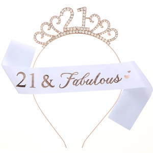 Détail de la couronne 21 en strass or rose et écharpe en satin blanc 21 & Fabulous